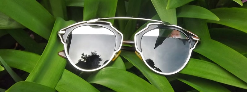 Стильные аксессуары: очки с зеркальными стеклами
