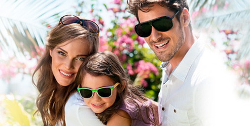 Фотография семьи в солнцезащитных очках 